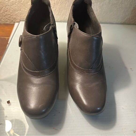 Clark's Bendable Size 9 Chunky Heeled Leather Ankle Booties in Taupe - Picture 6 of 8